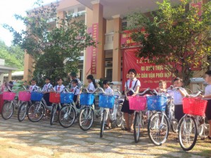 Học sinh có hoàn cảnh khó khăn của Trường Tiểu học An Tây B được trao tặng 10 chiếc xe đạp.