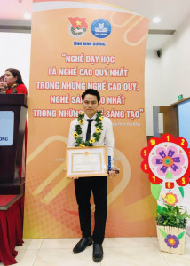 Thầy Nguyễn Hoàng Thi - Giáo viên làm TPT Đội trường Tiểu học An Tây B được tặng Danh hiệu “Giáo viên trẻ tiêu biểu” tỉnh Bình Dương lần thứ VII năm 2023