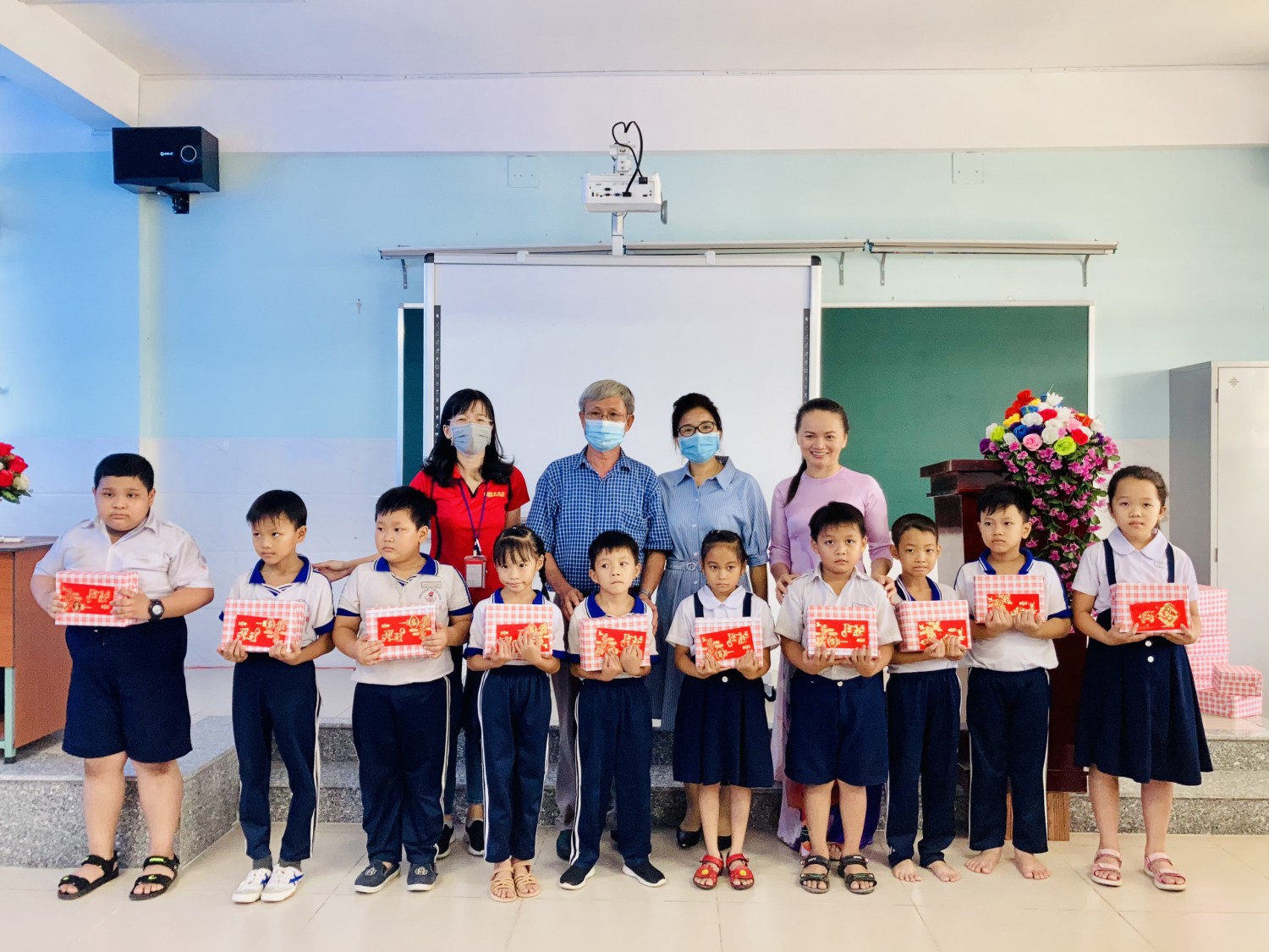Công ty TNHH Newwide Việt Nam (Mỹ Phước 1) đã đến trường trao tặng các phần quà, suất học bổng