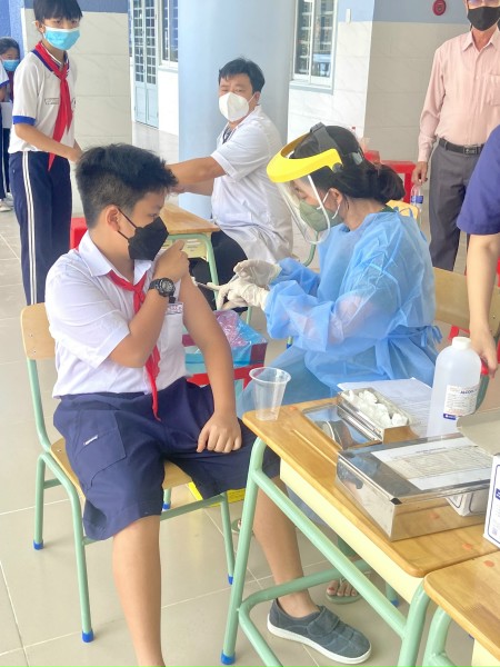 Trạm Y tế xã An Tây phối hợp với Trường Tiểu học An Tây B tổ chức Tiêm ngừa Vaccine Covid-19 cho các em hs khối lớp 5.