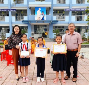 Khen thưởng cho các em HS tham gia các hội thi cấp thị xã đạt giải.