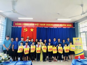 Thành Đoàn quận Tân Bình (TP.HCM) trao tặng quà cho hs có hoàn cảnh khó khăn